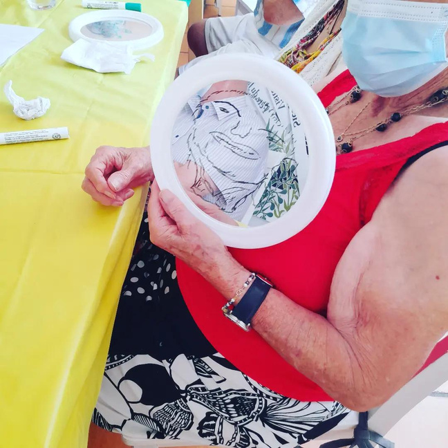 Art therapy for older adults. Anne-Claire Hoyaux art therapist in Lisbon